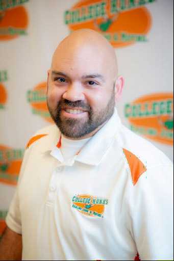 Omar Nieves headshot.